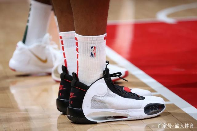 詹姆斯2年1.04亿顶薪续约湖人 父子同队创历史